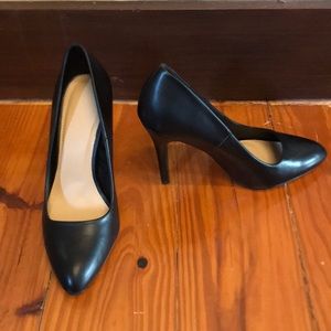 Brand new faux leather black pumps!